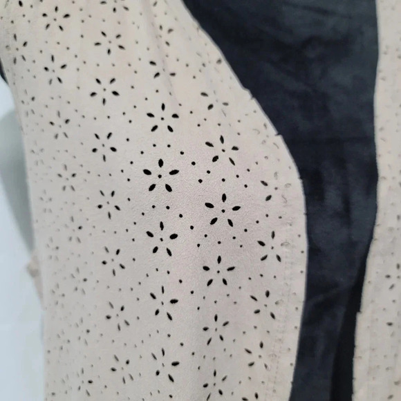 New Directions Weekend Vest Beige Faux Suede Fringe Trim Size S Never Worn - Picture 6 of 11